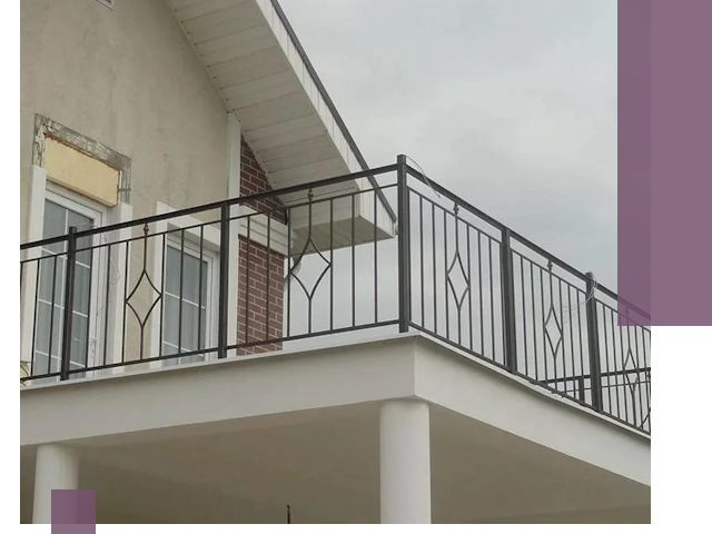 Изготовление балконных ограждений в Гудермесе из металла и стекла